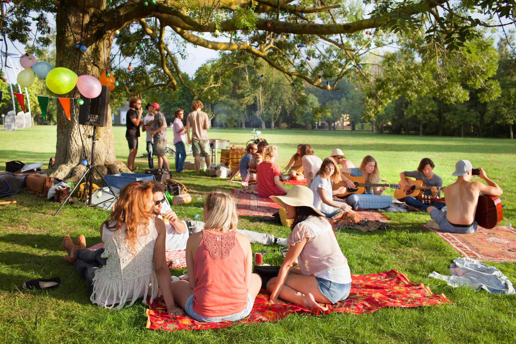 Festyny, pikniki i inne imprezy plenerowe – jak wypromować wydarzenie dzięki akcesoriom reklamowym?